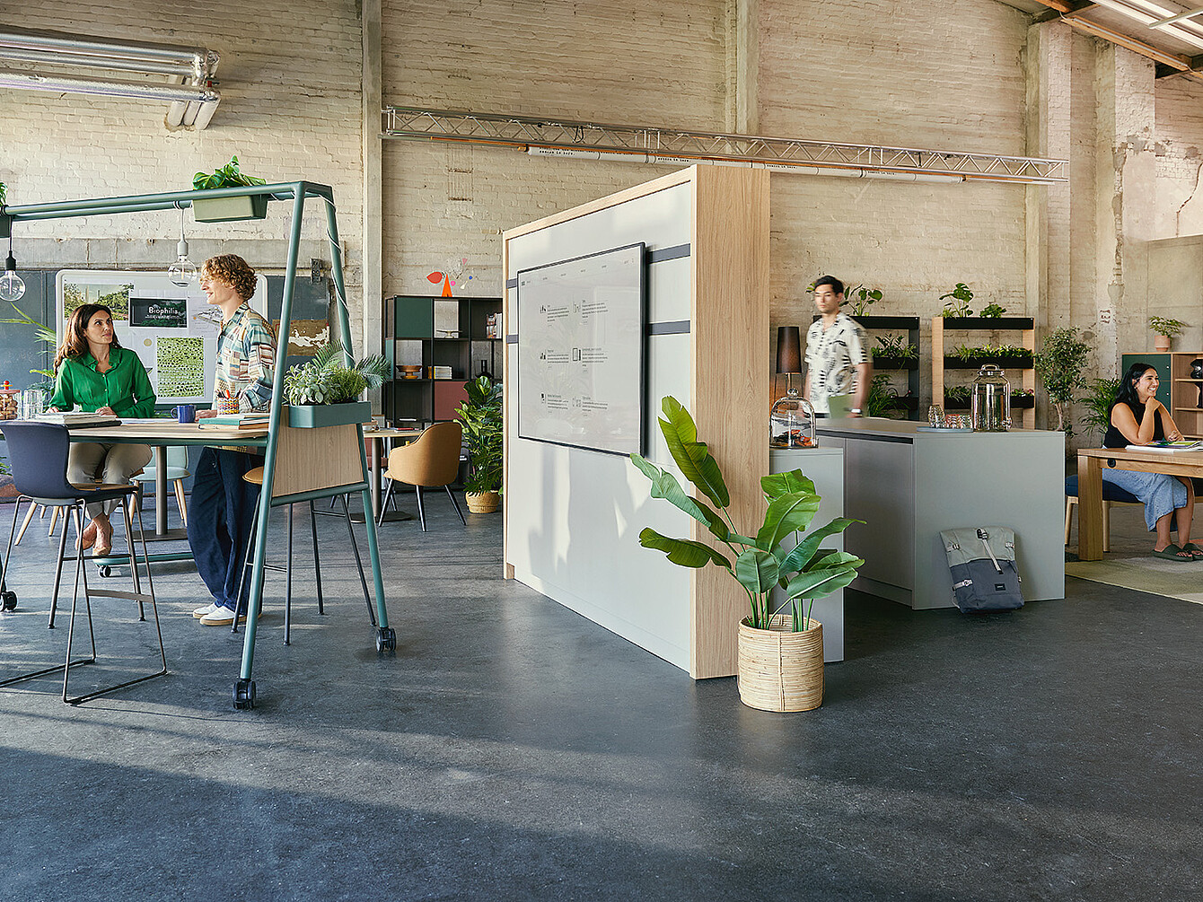 Modern Smart Café in een kantoor waar werk en ontspanning samengaan, met mensen aan hoge tafels en lounge stoelen, omringd door planten en natuurlijk licht.