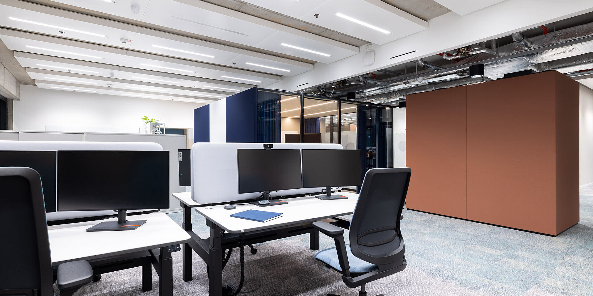 Puestos de trabajo luminosos en Veolia con mesas dobles regulables en altura «temptation smart twin» y sillas giratorias ergonómicas se:flex con ajuste automático del peso.  