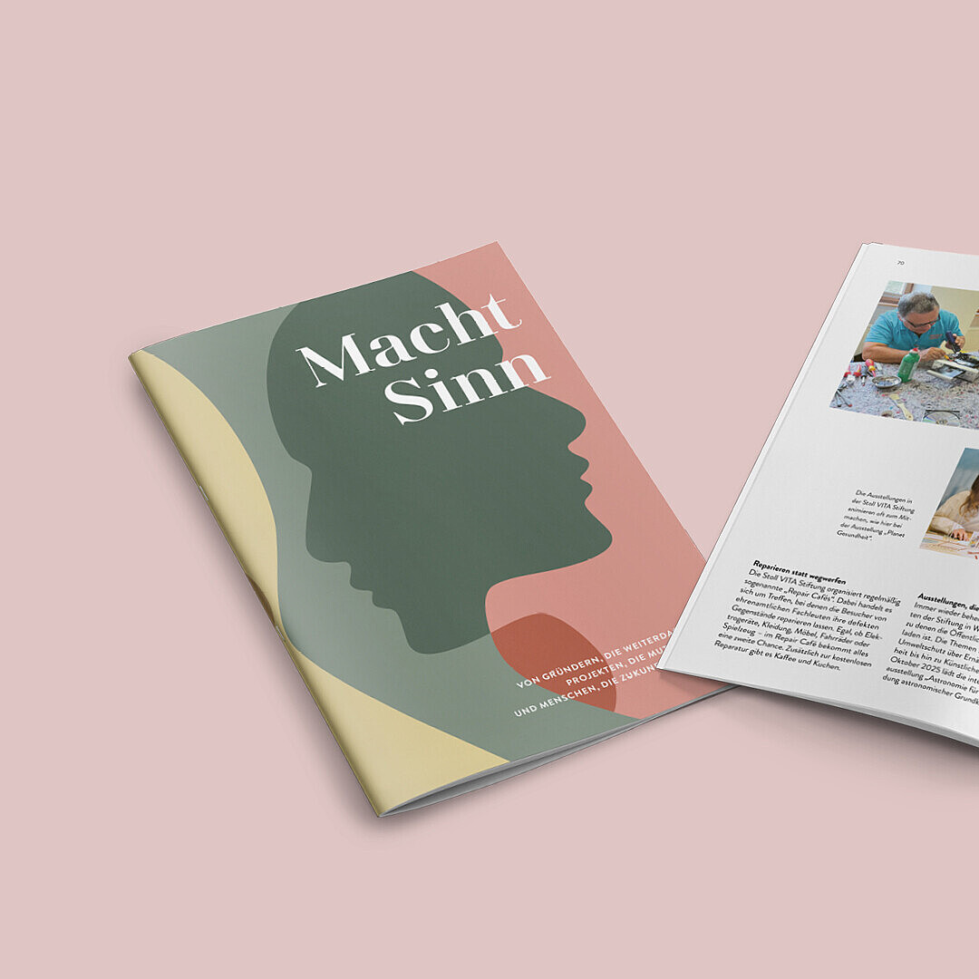 Ein aufgeschlagenes Booklet mit dem Titel 'Macht Sinn'. Auf der linken Seite ist eine Silhouette in verschiedenen Farben, rechts sind Bilder von Menschen bei Aktivitäten und ein Gebäude zu sehen.