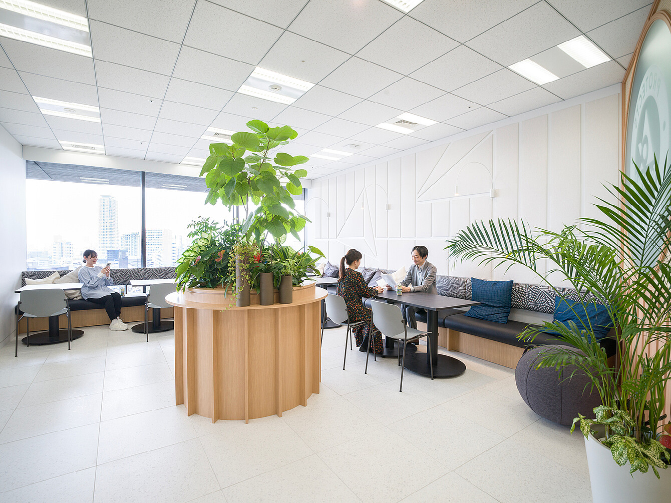 Salle commune pour le travail individuel, les pauses et les interactions sociales (Tokyo)