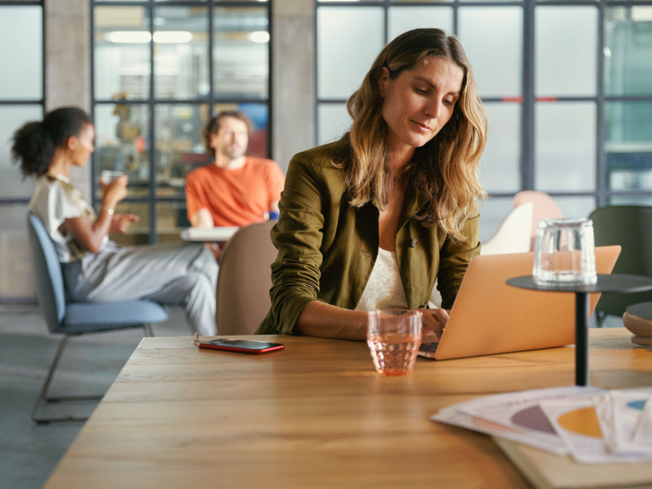 Een vrouw die aan een bureau werkt