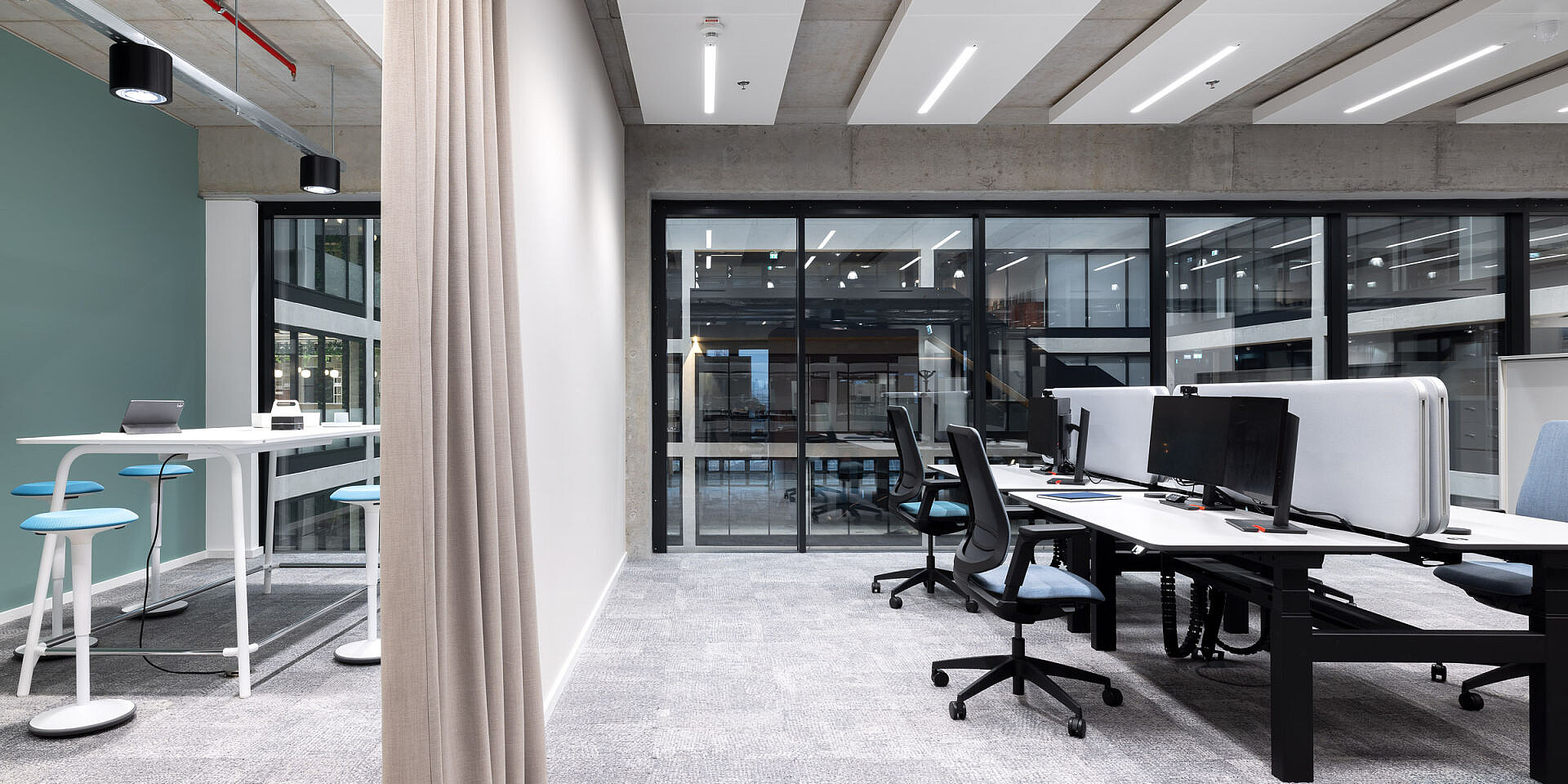 Modernos puestos de trabajo en equipo en Veolia con puestos de trabajo dobles ergonómicos y regulables en altura «temptation smart twin» y sillas giratorias se:flex con ajuste automático del peso. 