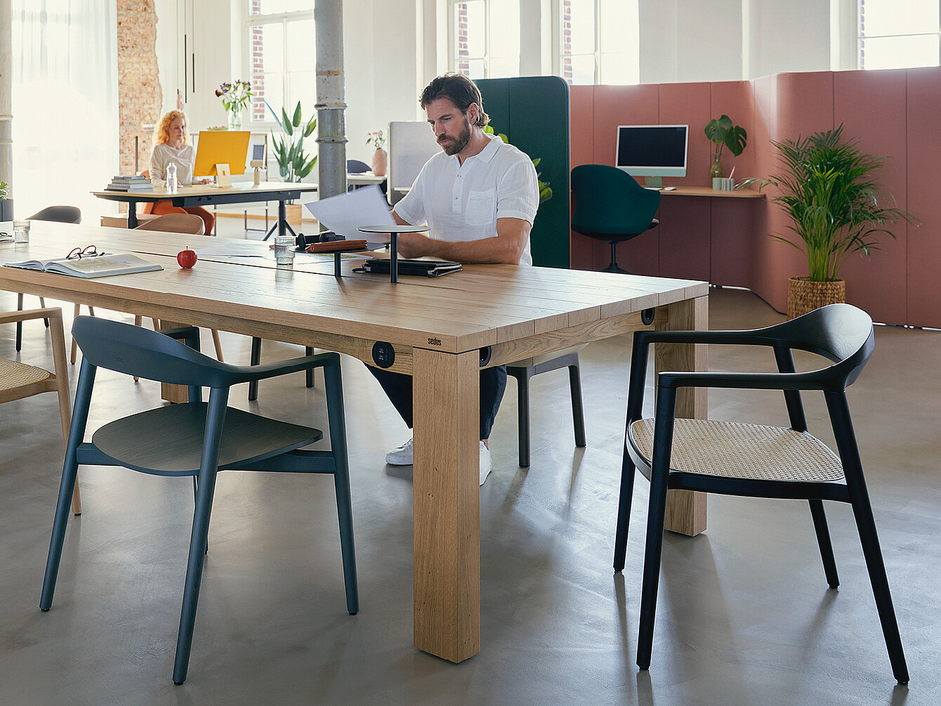 Uomo seduto al se:café team table