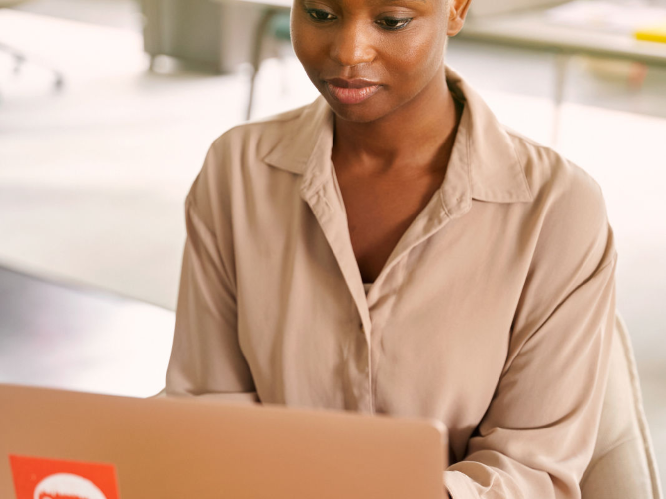 Vrouw die op een laptop werkt