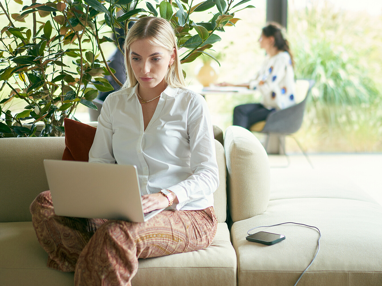 Vrouw zittend in een biophilic ontworpen kantoor
