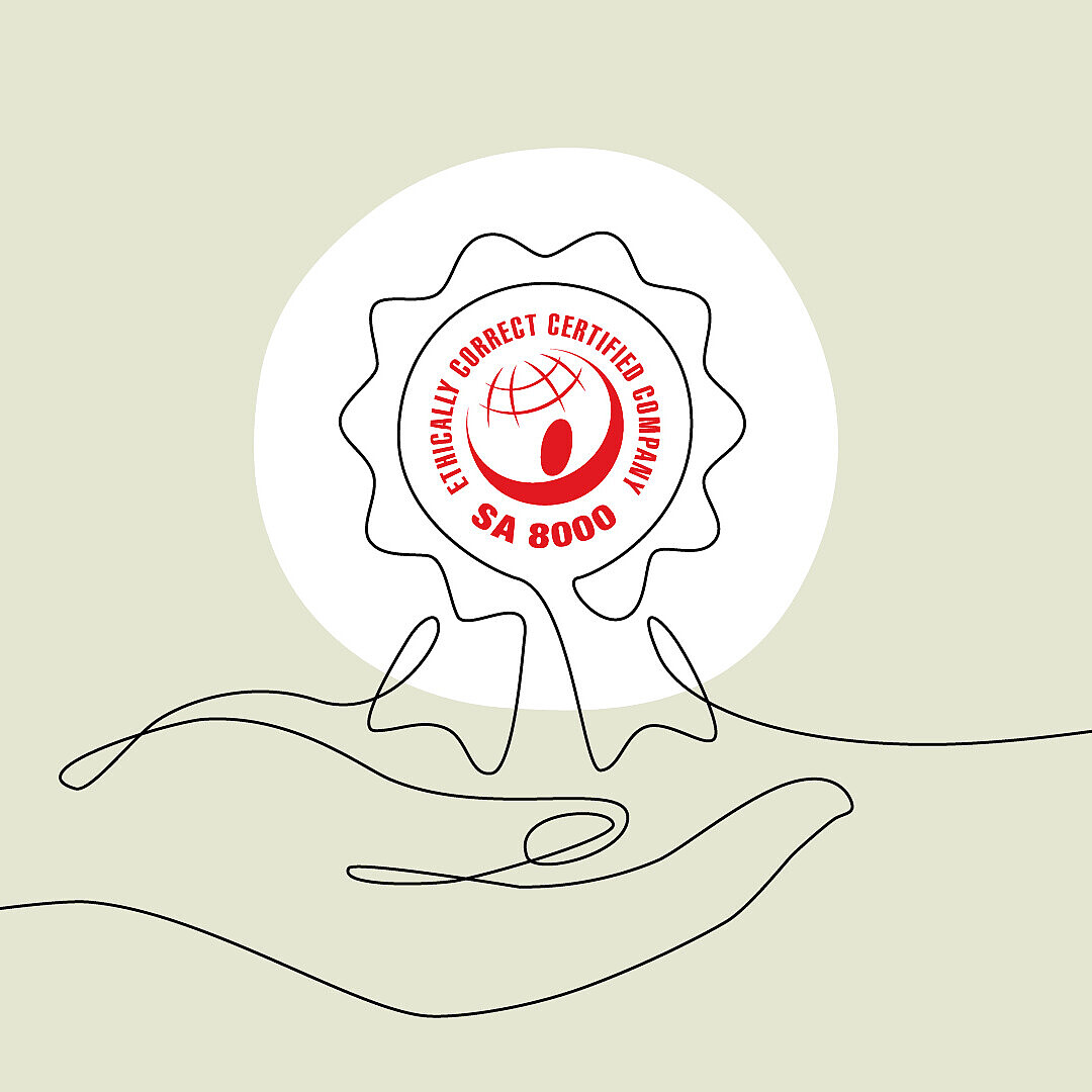 Hand mit stilisierter Auszeichnung in Form eines Siegels mit rotem Globus und Text 'SOCIAL ACCOUNTABILITY INTERNATIONAL SA 8000' in roter Schrift.