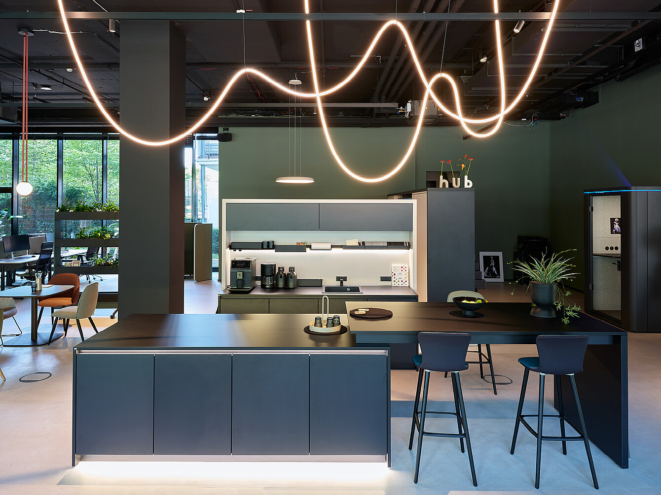 Sedus se:cafe dans des tons sombres