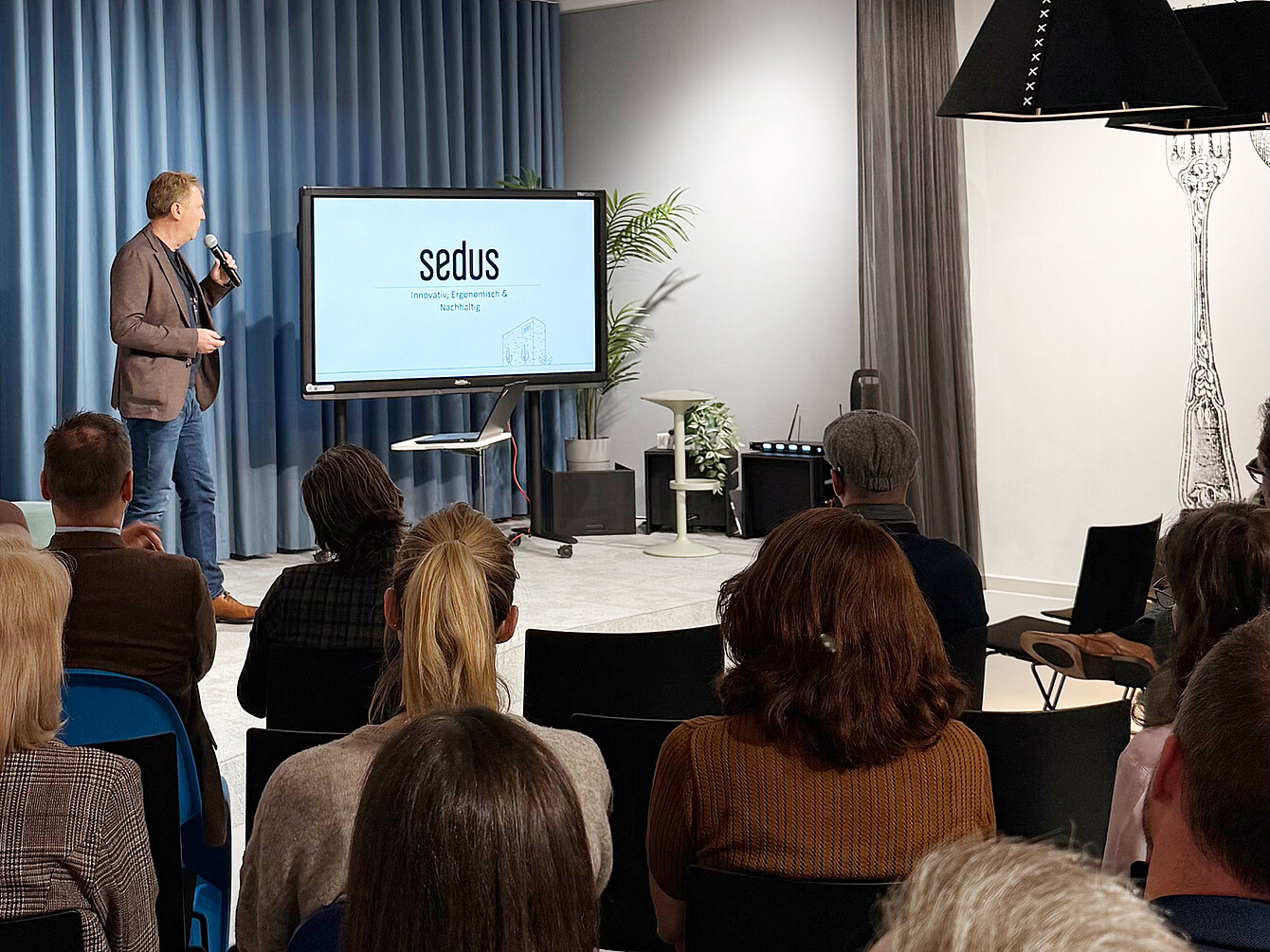 Michael Bruenjes tijdens een paneldiscussie