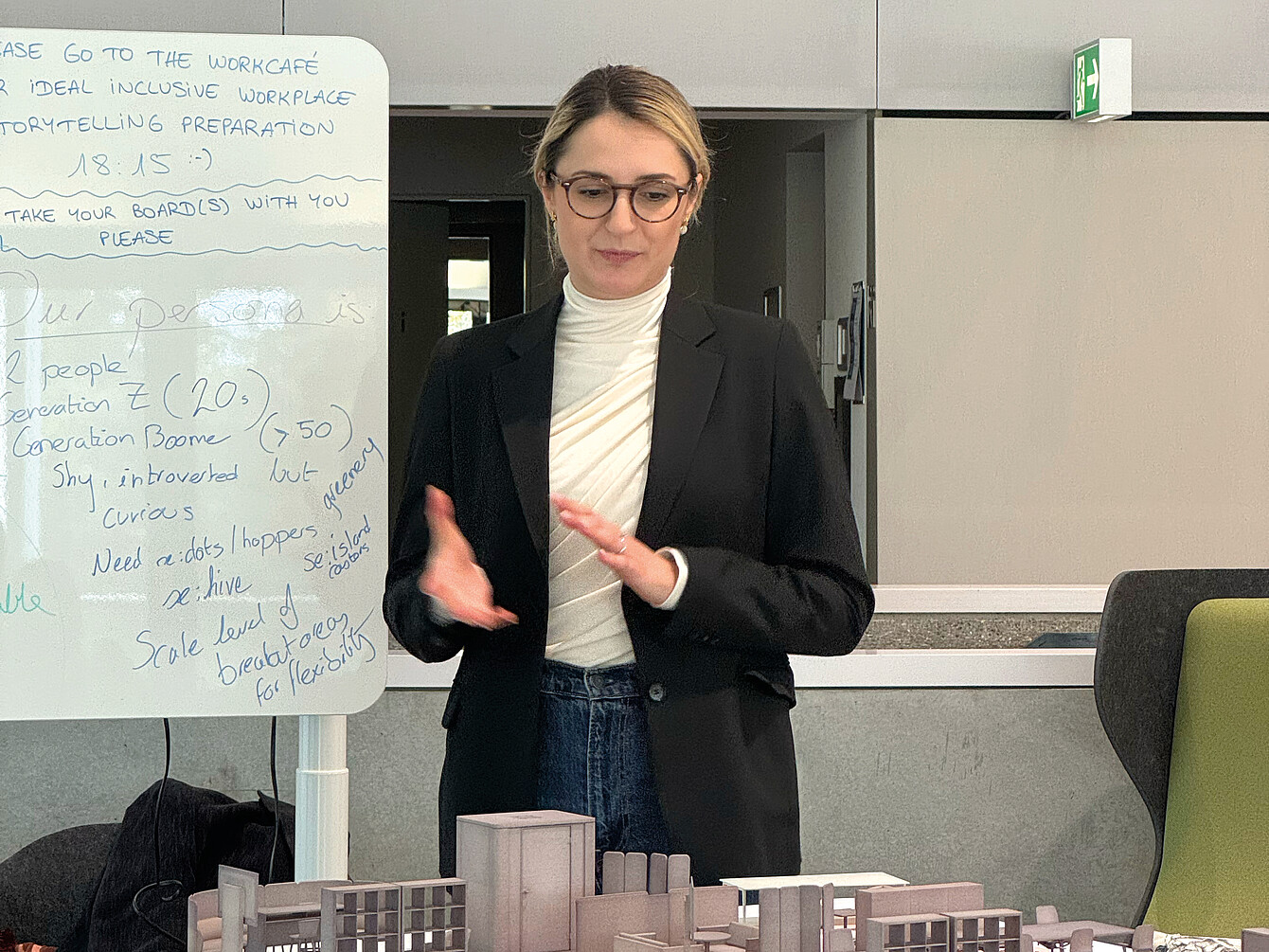 Une participante présente les résultats du Workshop