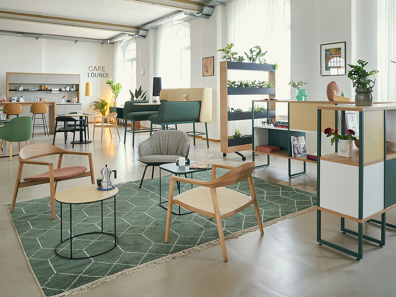 Modern Smart Café in een kantoor met loungebanken, groen tapijt, houten tafels, planten en een café-loungegedeelte waarin werk- en ontspanningsruimtes worden gecombineerd