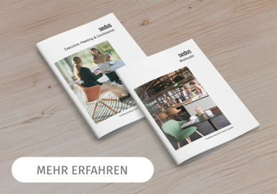 Zwei Broschüren von Sedus auf einem Holztisch, eine zeigt ein Meeting, die andere einen Workshop, darunter Button mit Text 'Mehr erfahren'