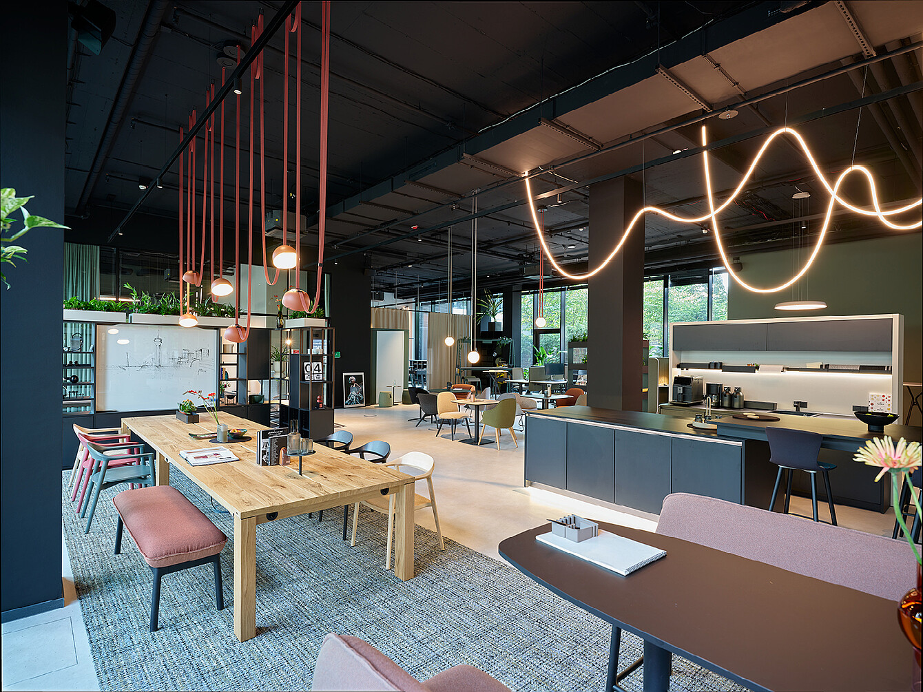 ) La table de réunion se :café est exposée dans le showroom de Düsseldorf