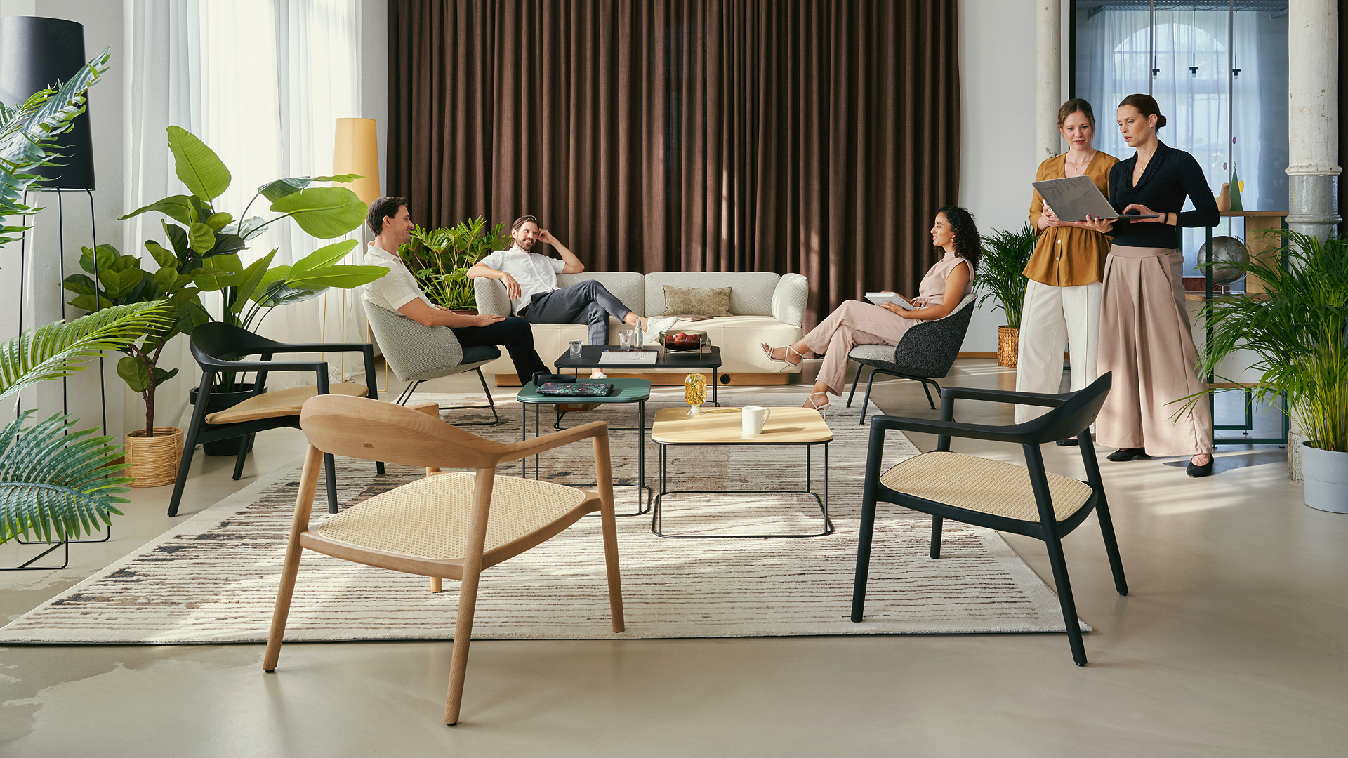 Nieuw binnen: Terug naar de roots met se:café houten stoel & loungestoel