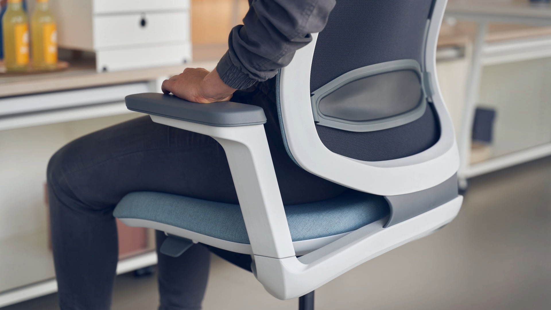 Comprendre la lordose : Pourquoi un bon soutien lombaire est essentiel pour une position assise saine