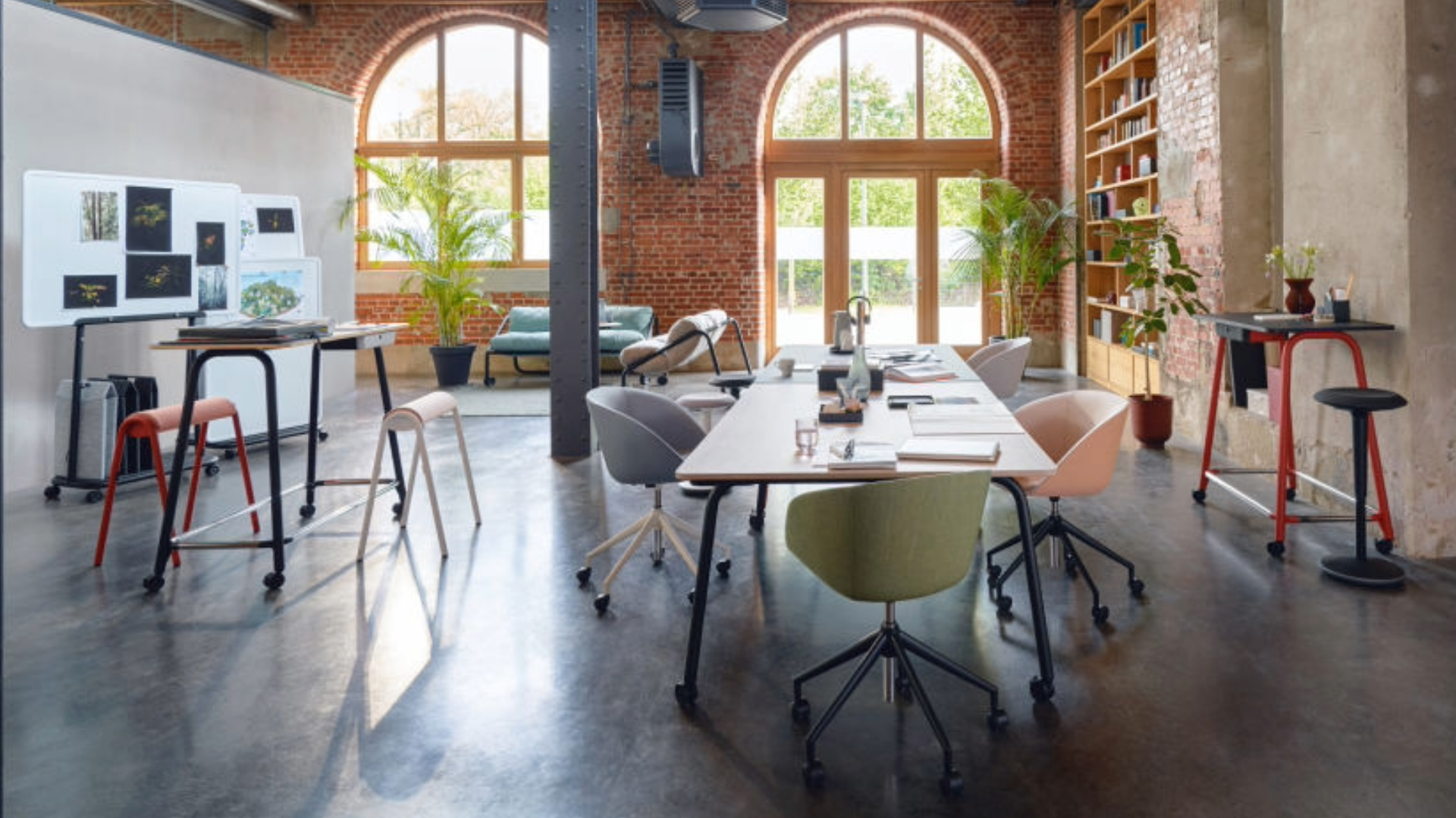 Mobiliario de oficina flexible: Conceptos modulares y multifuncionales para entornos de trabajo modernos